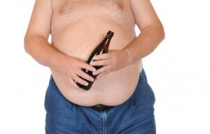 Ein dicker Bierbauch führt bei Männern oft zu Dehnungsstreifen