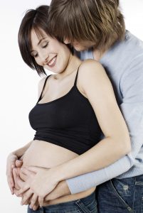 Zupfmassagen gegen Schwangerschaftsstreifen können gut vom Partner durchgeführt werden