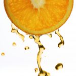 Ein Vitamin-C Serum kann nach der Mikronadelbehandlung mit einem Dermaroller aufgetragen werden.